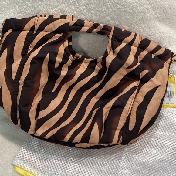 🆕VINCE CAMUTO HARLO SATCHEL/TOTE. Brown Zebra - Picture 6 of 8